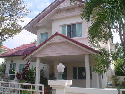 pic A 2 storey house is available for rent 