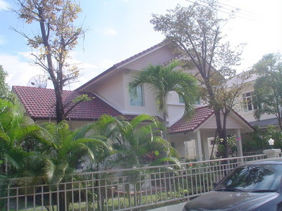 pic A 2 storey house is available for rent 