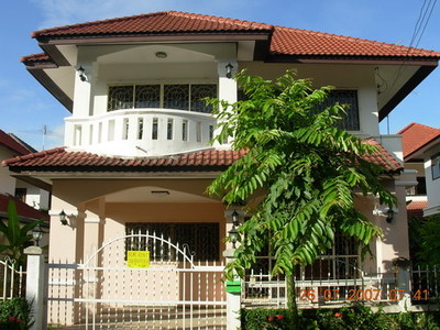 pic A 2-storey home in Hang Dong district