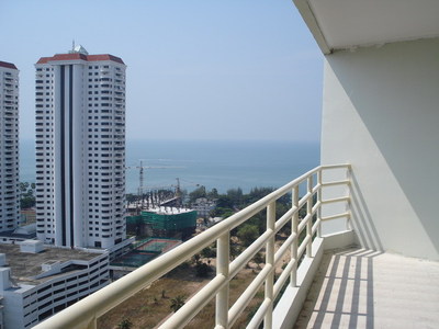 pic Thappraya Road ï¼Œ Top-floor unit 