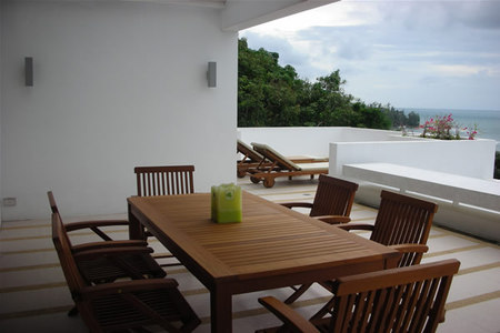 pic A modern, open-plan, seaview condominium