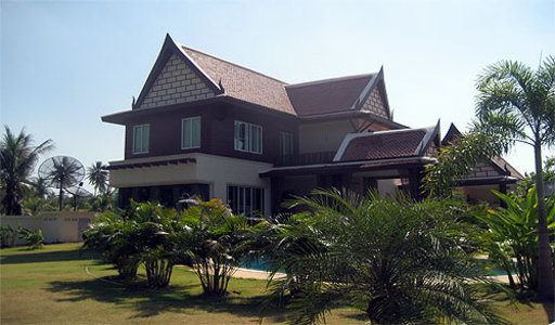 pic Two storey house. 5 bedrooms