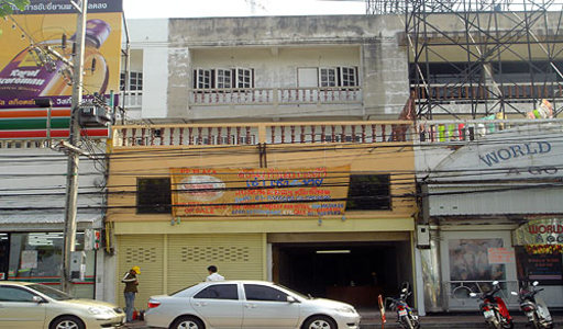 pic Between Soi 7 and 8. Four storey unit