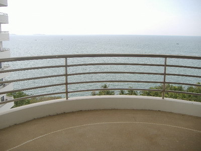 pic Live in a Popula building at Royal Cliff