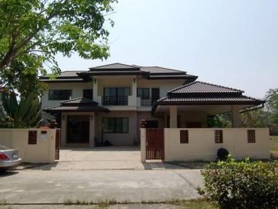 pic Large six bedrooms family home .