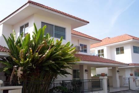 pic Three Bedroom house Executive Lakes view