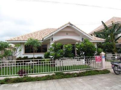 pic Three bedrooms one storey house