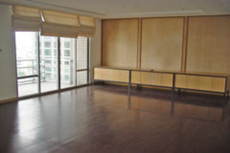pic This sparsely furnished 3 bedroom unit 