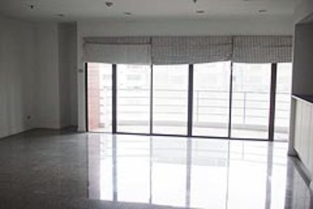 pic Sparsely furnished spacious 3 bedroom 