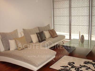 pic Fully furnished with sofa, daybed 