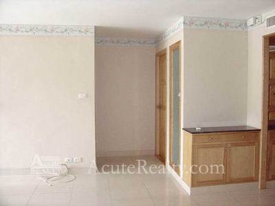 pic Low rise condo with nice decorated style