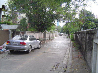 pic Land for sale suitable to build house  