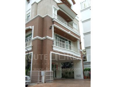 pic House for Rent & Sale on Ekamai