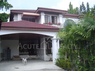 pic Executive house with large garden