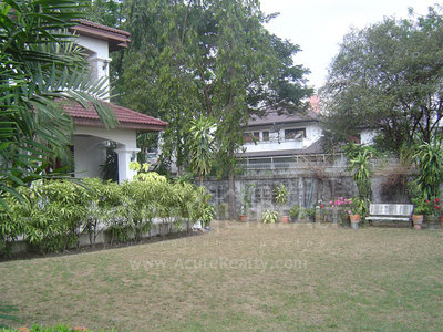pic Executive house with large garden