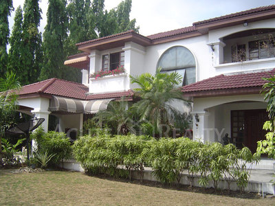 pic Executive house with large garden 