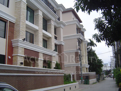 pic Urgent sale private townhouse