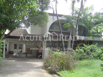 pic 2-storey house for sale/rent