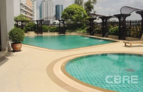 pic A well maintained 35-story condominium 