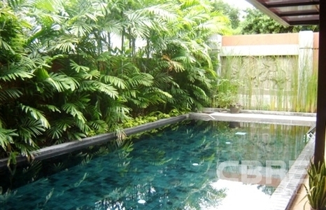 pic Single house with pool