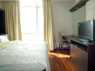 pic Condo for sale with tenant. Located on