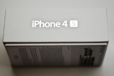 pic  SELLING: Apple iPhone 4S, Apple iPad 2 
