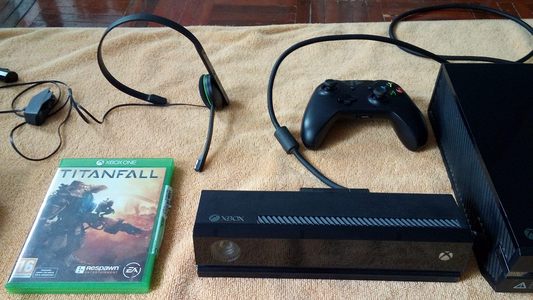 pic XBOX 1 Console with Kinect (500 GB)