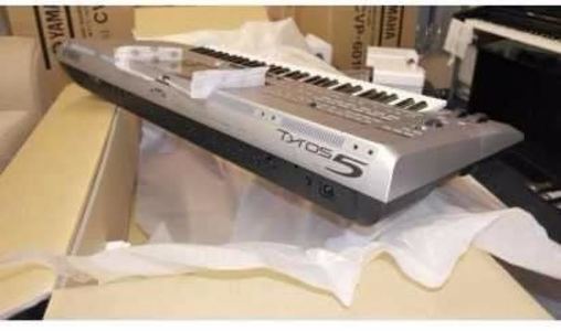 pic Yamaha tyros 5 keyboard With Speakers.